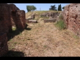 06132 ostia - regio iv - insula ix - caseggiato delle due scale (caseggiato lungo la via marciana)  - raum (4) - bli ri westen - 06-2024.jpg